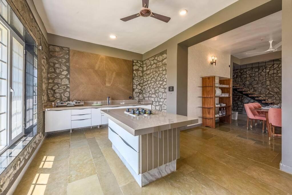 Stone Mansion By Phoenix Stays איגטפורי מראה חיצוני תמונה